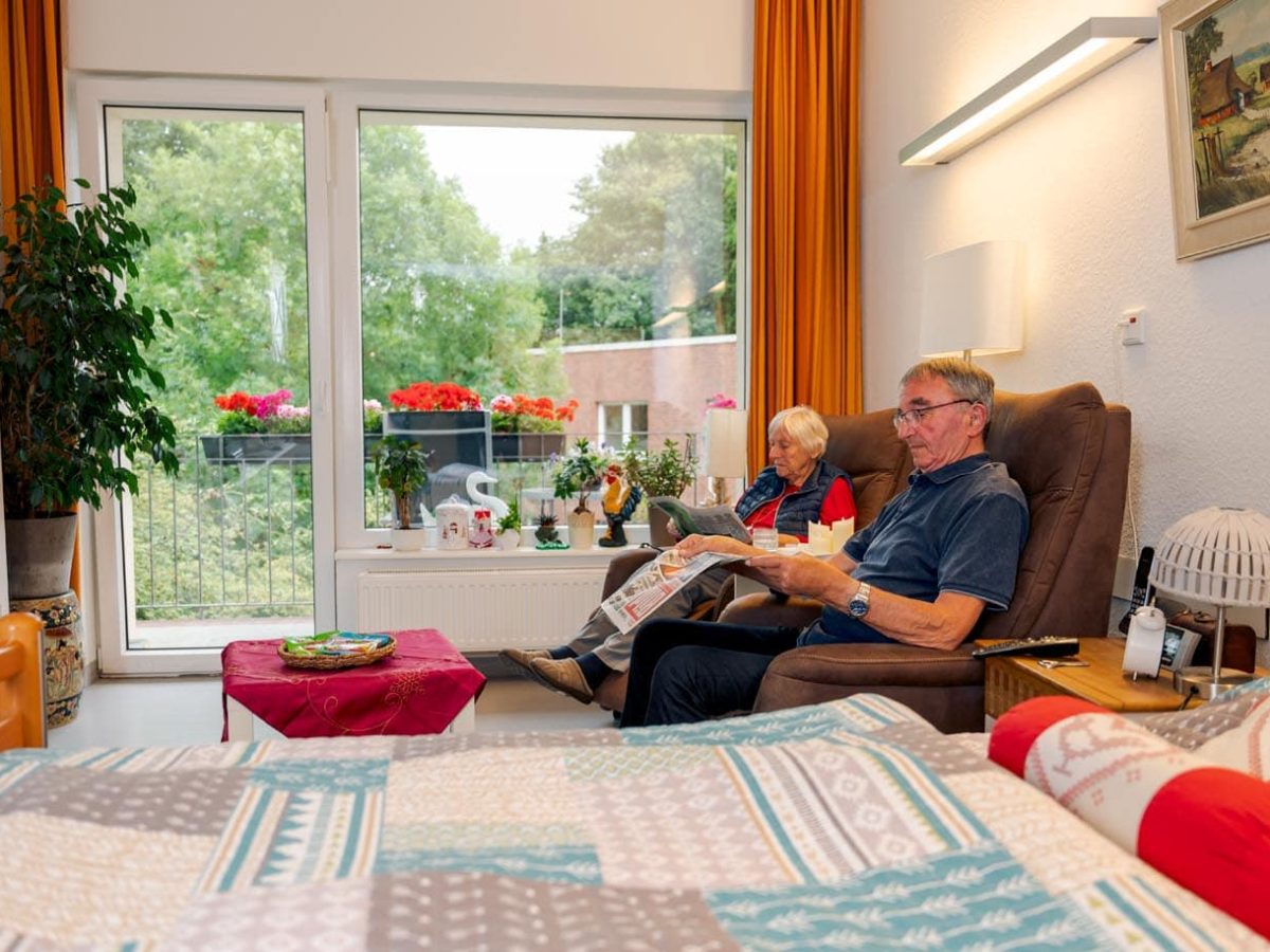 Das Herbert-Ruppe-Haus der Mathilde-Zimmer-Stiftung in Hamburg Bewohner verbringen Zeit im Seniorenhaus