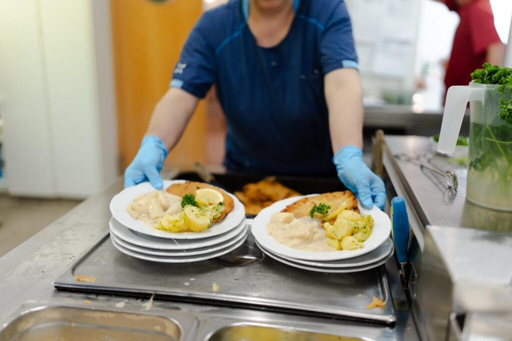 Das Herbert-Ruppe-Haus der Mathilde-Zimmer-Stiftung in Hamburg angerichtetes Essen