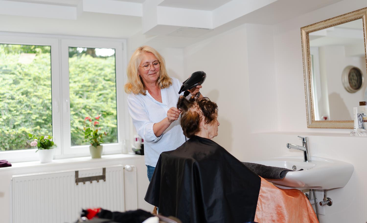 Das Herbert-Ruppe-Haus der Mathilde-Zimmer-Stiftung in Hamburg Haare werden frisiert