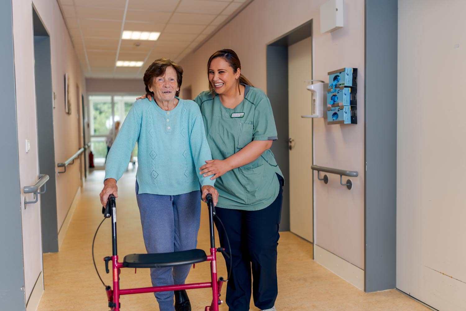 Das Herbert-Ruppe-Haus der Mathilde-Zimmer-Stiftung in Hamburg Pflegehelferin mit Bewohnerin