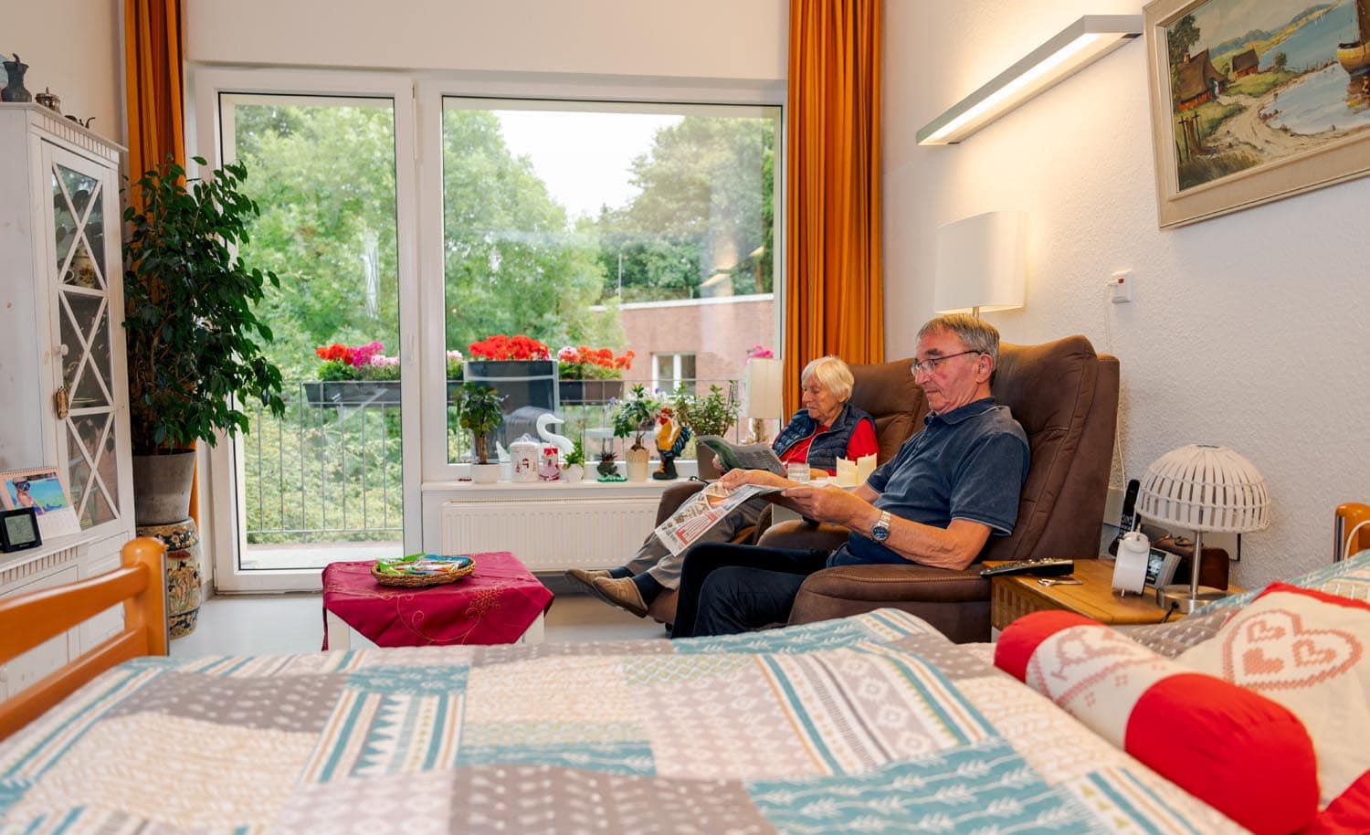 Das Herbert-Ruppe-Haus der Mathilde-Zimmer-Stiftung in Hamburg Bewohner verbringen Zeit im Seniorenhaus